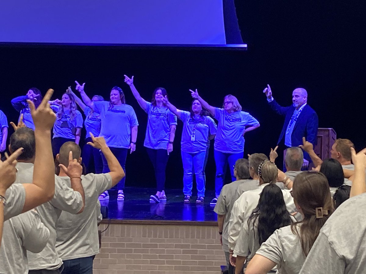 Melanie2146's tweet photo. Phillips staff is ready to #BeTheDifference for our students! https://t.co/ldffgKTQlV