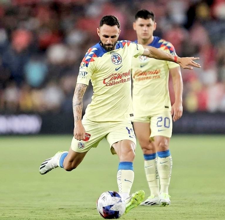 HazFabio's tweet photo. Arroben @ a esta basura de jugador, desde que entró se derrumbó todo ALV, o me van a venir a decir que no aprecio lo que "a hecho" por el @ClubAmerica vean esa tanda de penales vs Cruz Azul y es el único cabron que casi la falla, que chingue bien a su puta madre. https://t.co/JKLdHmcD4f