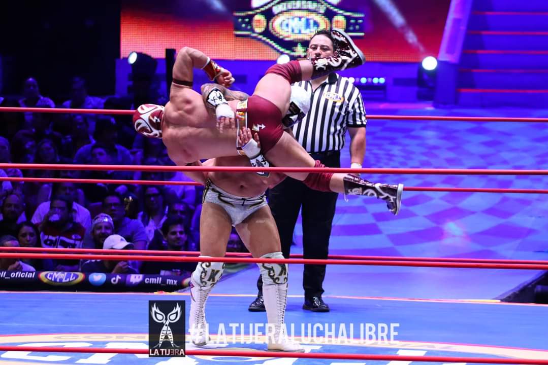 LaTijeraLucha's tweet photo. Juventud divino tesoro que se hace presente con los jóvenes valores del #CMLL, cuando #ValienteJr y #MaxStar logran dar cuenta en la tercera caída de los #HermanoKaronteI y #HermanoKaronteII aprovechando que #Electrico había dejado fuera de las acciones a #Inquisidor...
#latijera https://t.co/OFkqHX2Idy