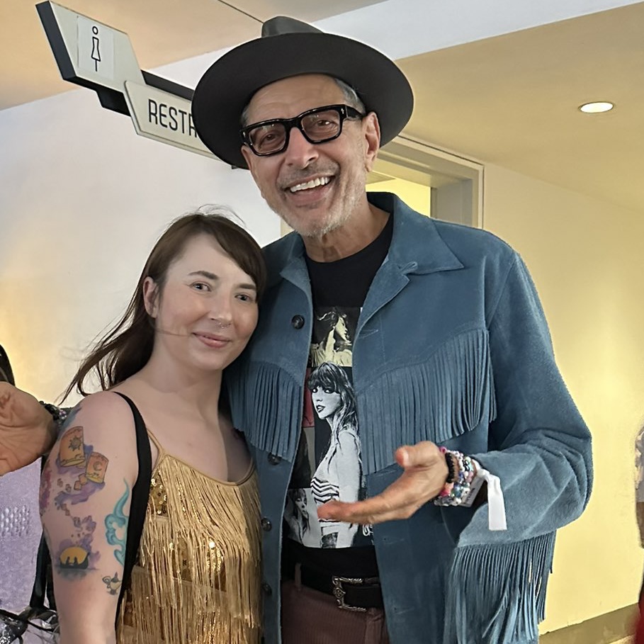 TheSwiftSociety's tweet photo. 📷| Laura Dern and Jeff Goldblum are at today's concert https://t.co/hyCcRN1OOd