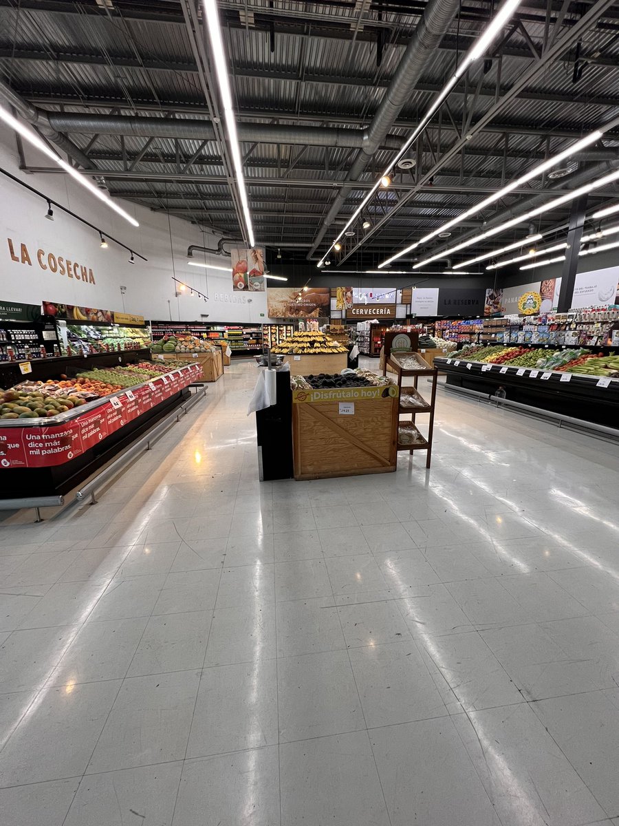 Que jodido es entrar al santovalle, no hay nadie que atienda, nadie en panadería, carnicería, y en salchi la que atendía era la única cajera que hay, osea doble función. Me da pena por ser empresa sonorense, por Servando no, le debe a medio mundo.