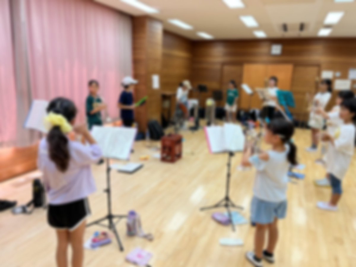 BayWind_yoko_jr's tweet photo. 【活動報告2023⑤】
5日(土)は1日練習でした！楽器&amp;人数が増え、いつもの場所が狭く感じるようになりました😅お昼ご飯は外の日陰で仲良く食べています🍙午後は外でブラスの振り付け&amp;練習です。少しずつショーの完成形が見えてきました♪
#マーチング
#BayWind
#横浜市
#小学生
#夏休み
#習い事
#楽器 https://t.co/2l1pYFxh14
