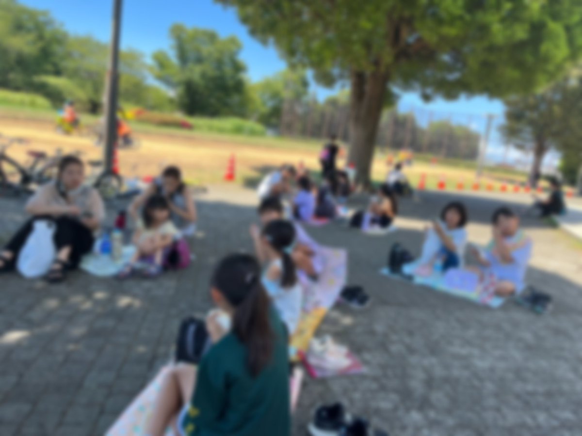 BayWind_yoko_jr's tweet photo. 【活動報告2023⑤】
5日(土)は1日練習でした！楽器&amp;人数が増え、いつもの場所が狭く感じるようになりました😅お昼ご飯は外の日陰で仲良く食べています🍙午後は外でブラスの振り付け&amp;練習です。少しずつショーの完成形が見えてきました♪
#マーチング
#BayWind
#横浜市
#小学生
#夏休み
#習い事
#楽器 https://t.co/2l1pYFxh14