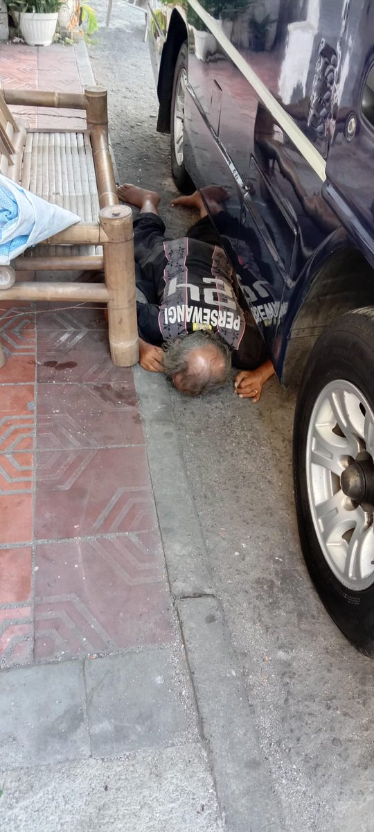 titiknol_jogja's tweet photo. Berita sedih pagi ini ttg seorang tukang becak yg hari2 terakhirnya dilalui dalam kemiskinan dan kesendirian tanpa keluarga, tanpa identitas menggelandang di selasar jalan Marga Utama, pusat ekonomi pariwisata. Orang-orang nahas inilah korban ketidakberdayaan negara yg beralasan tidak bisa membantu karena korban tidak punya KTP. Lalu untuk apa istana dan rencana kantor baru @dprd_diy ?? 😥

https://t.co/vEKtD8EFdz