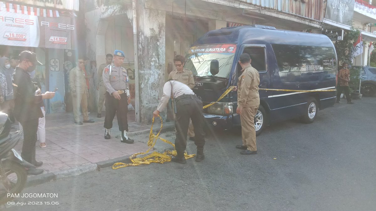 titiknol_jogja's tweet photo. Berita sedih pagi ini ttg seorang tukang becak yg hari2 terakhirnya dilalui dalam kemiskinan dan kesendirian tanpa keluarga, tanpa identitas menggelandang di selasar jalan Marga Utama, pusat ekonomi pariwisata. Orang-orang nahas inilah korban ketidakberdayaan negara yg beralasan tidak bisa membantu karena korban tidak punya KTP. Lalu untuk apa istana dan rencana kantor baru @dprd_diy ?? 😥

https://t.co/vEKtD8EFdz