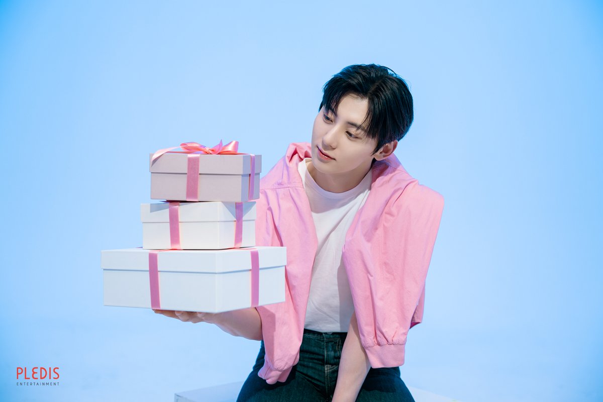 [#MH_day] 2023-08-09
HAPPY BIRTHDAY HWANG MIN HYUN BEHIND 🐱📸🧡

#HAPPY_MINHYUN_DAY
#황민현 #HWANGMINHYUN