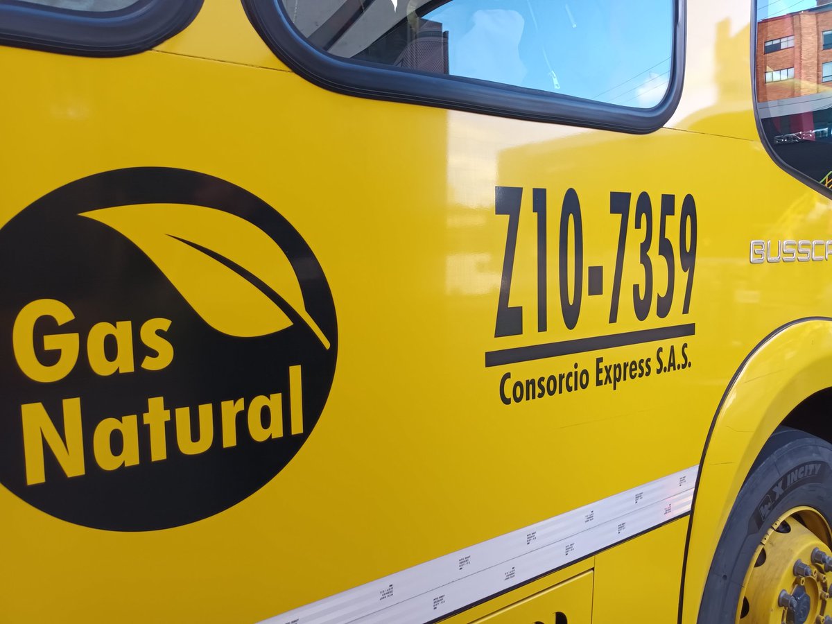 PelosNecioz's tweet photo. Amigxs, vengo con denuncia, estoy muy indignadx con @TransMilenio
Resulta que hoy yo iba en la ruta H907 en el bus de placas KYR 405 de Consorcio Express S.A.S. Iba tranquilo, leyendo, cuando de repente empiezo a escuchar a la gente gritar desesperada al conductor ¡PARE, PARE! 🧵 https://t.co/I1YlMCCX8j