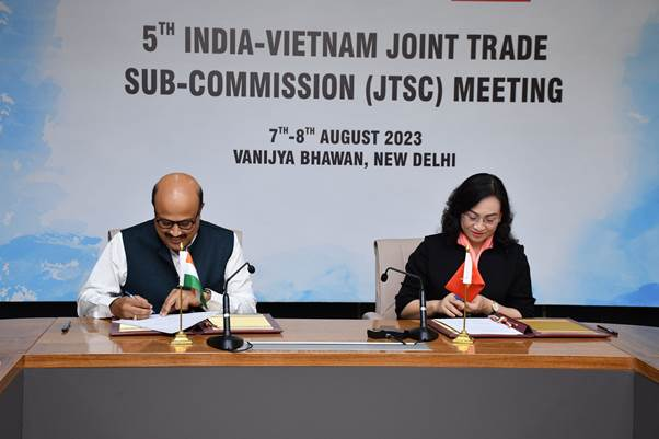 DDNewslive's tweet photo. 5th meeting of India-#Vietnam Joint Trade Sub-Commission #JTSC held in New Delhi
Both sides agree to explore direct shipping services, collaboration in freight movement and improving air connectivity to overcome logistics challenges https://t.co/5CoNhK8r5X