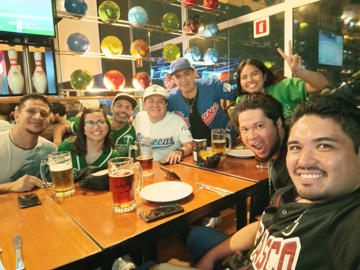 juanitoporaqui's tweet photo. ¡Se juntó el Shishero!
La porra de Olmeca en la CDMX animabdo a nuestros @OlmecasTabasco a la distancia. #DuroDuroDuro

@hiramberman @DioscoZurita @_ChelseaGuzman https://t.co/I5q9ocGrQF
