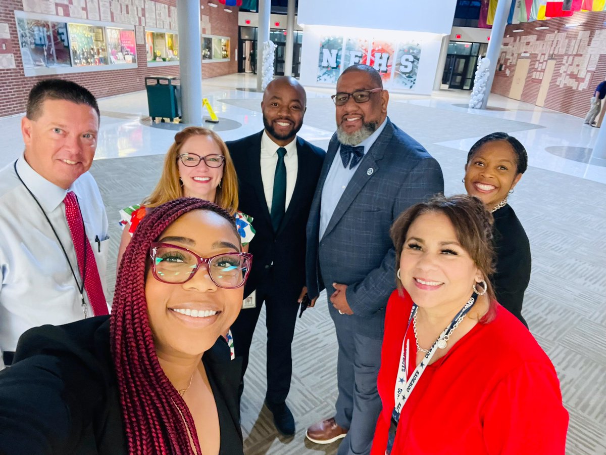warnsley_dawn's tweet photo. It was a great first day of school 😊 @jjoliphant @MrGuzman504 @KGipson12 @NFHS_Rangers https://t.co/AnWubLPeNe