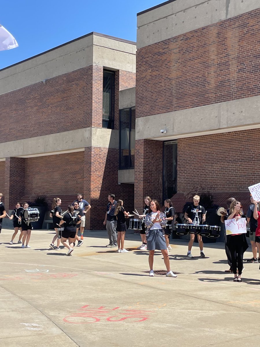 EastAntiochSMSD's tweet photo. So fun welcoming our newest #pantherpride512 team members to @theSMSD @thesmsdhr ! Even had a kinder cheerleader to greet them! https://t.co/5iecxE6r2V