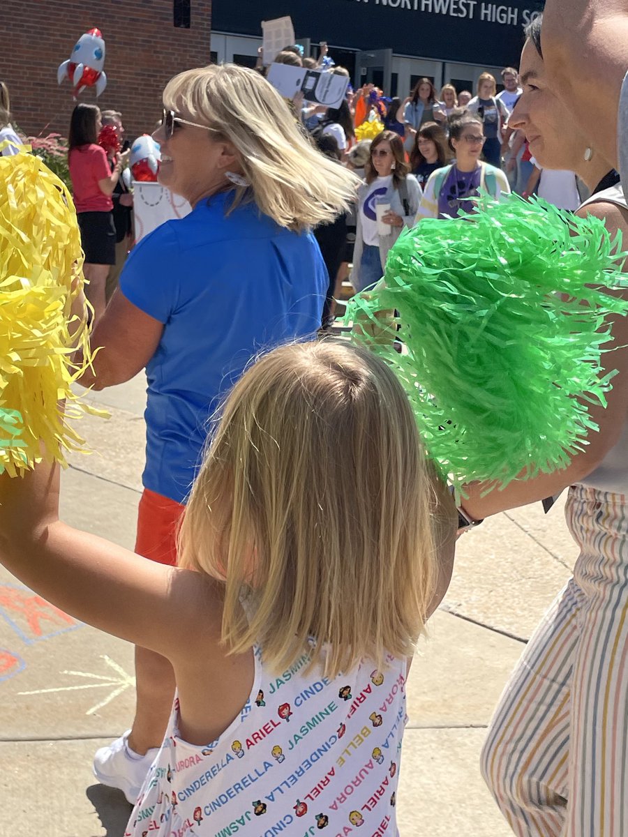 EastAntiochSMSD's tweet photo. So fun welcoming our newest #pantherpride512 team members to @theSMSD @thesmsdhr ! Even had a kinder cheerleader to greet them! https://t.co/5iecxE6r2V