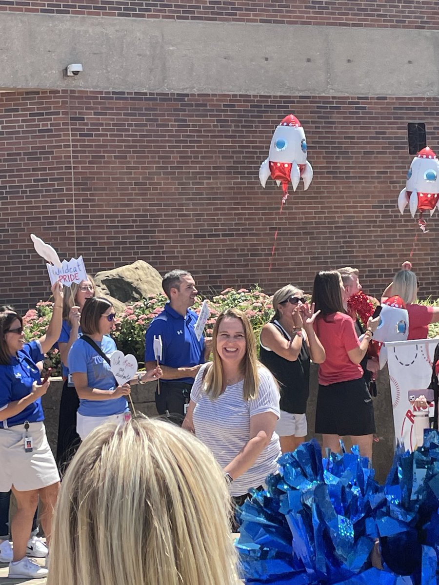 EastAntiochSMSD's tweet photo. So fun welcoming our newest #pantherpride512 team members to @theSMSD @thesmsdhr ! Even had a kinder cheerleader to greet them! https://t.co/5iecxE6r2V