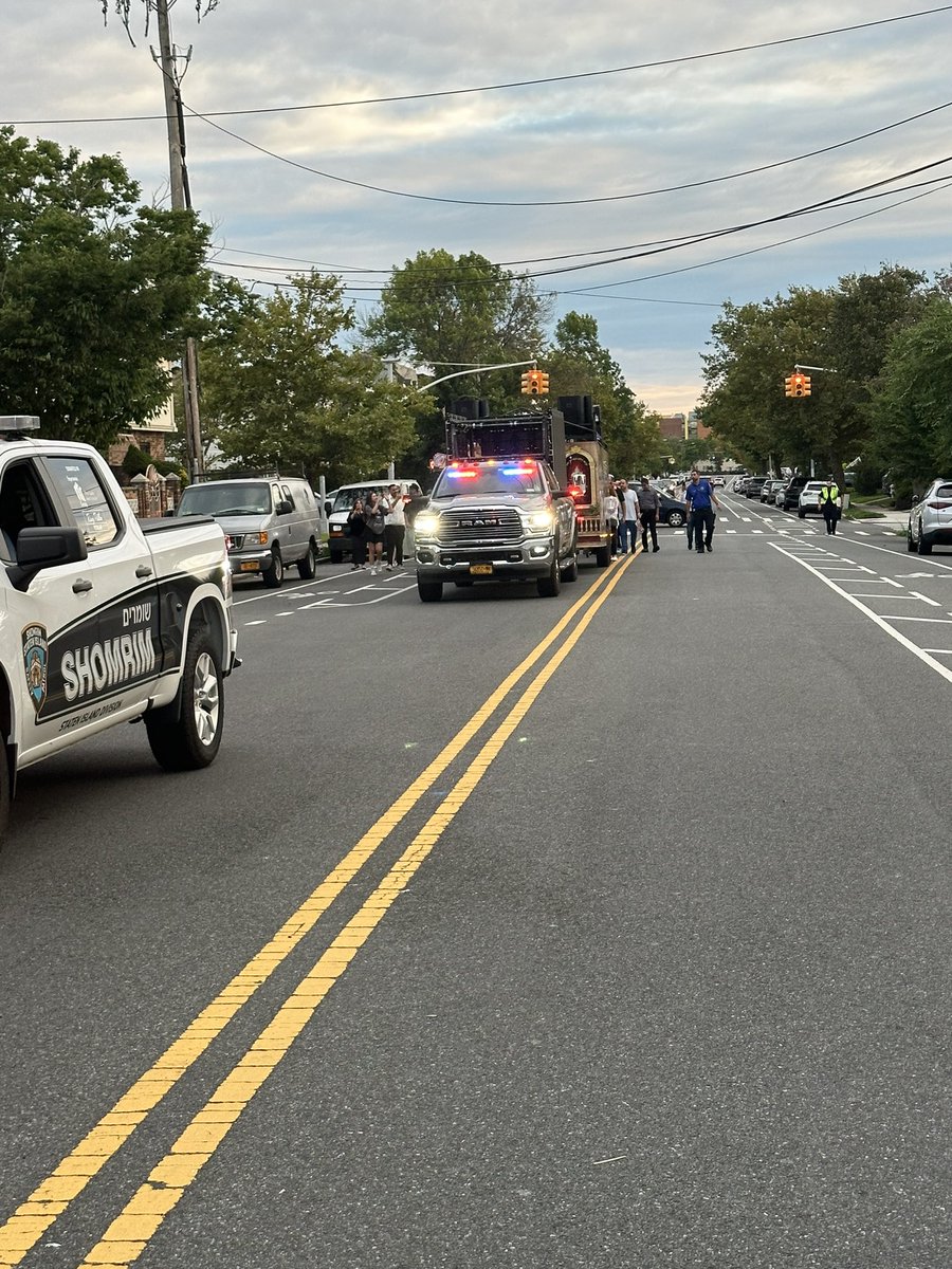 SISPShomrim's tweet photo. Another successful #CommunityEvent with @NYPD121Pct Grateful for our dedicated volunteers who helped keep everyone safe during the #TorahProcession. Together, we're committed to #CommunitySafety #CommunityPartnership. #AlwaysHereForTheCommunity #PoliceAndCommunity 🤝 https://t.co/hFtoz9Xz84