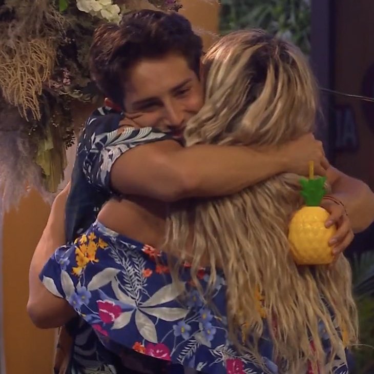 xtasisdanna's tweet photo. Ayyyyy si voy a extrañar a Wendy y Emilio, el siempre está para ella intentándola ayudar en todo, lit todo el programa se fue fortaleciendo su amistad, los quiero 🤍🤍 gracias por Emi por ser su hermanito menor 
#LaCasaDeLosFamososMx https://t.co/snfoe32zj8