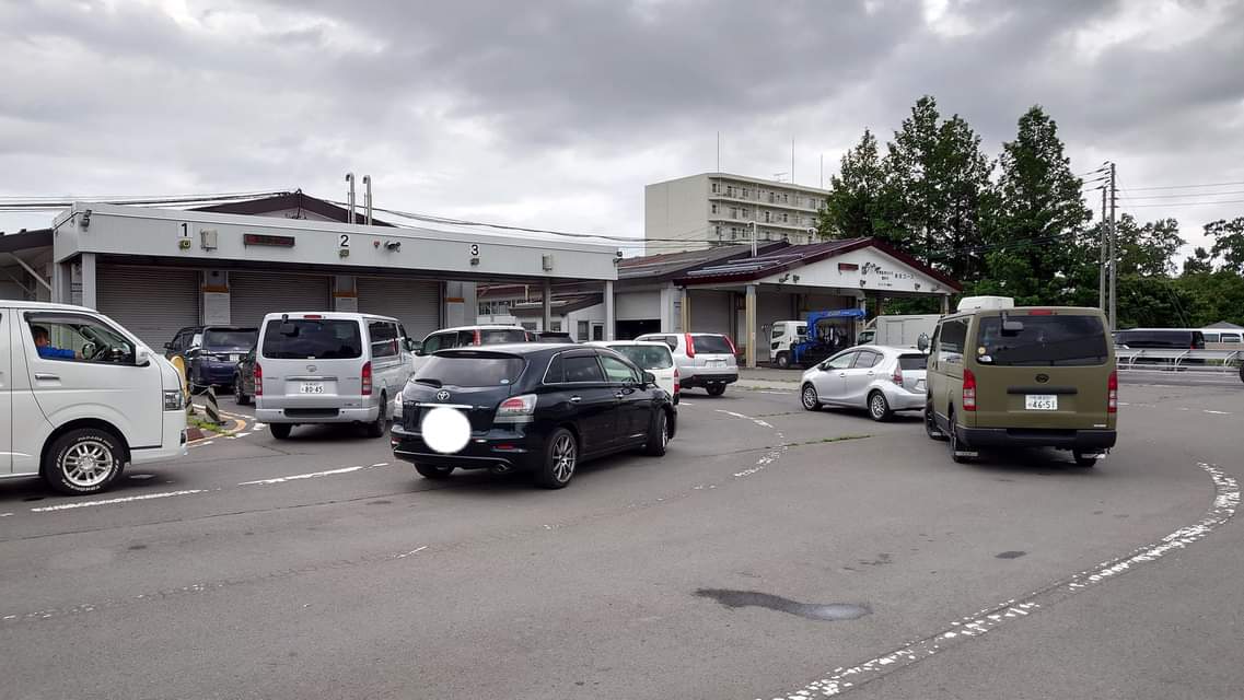 marumanmotors's tweet photo. お昼ジャストから並んでこの位置。早く帰れる予感♪
#持込検査 #車検 #マークXジオ #240G #ANA15 #2AZ #札幌運輸支局 https://t.co/Bap4O9Y4LM