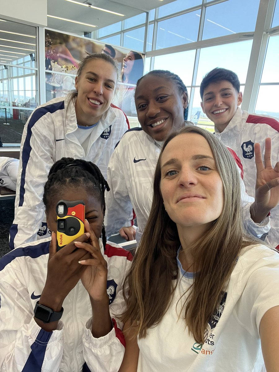 Direction Brisbane, direction les quarts ✈️🔥 

#FiersdetreBleues