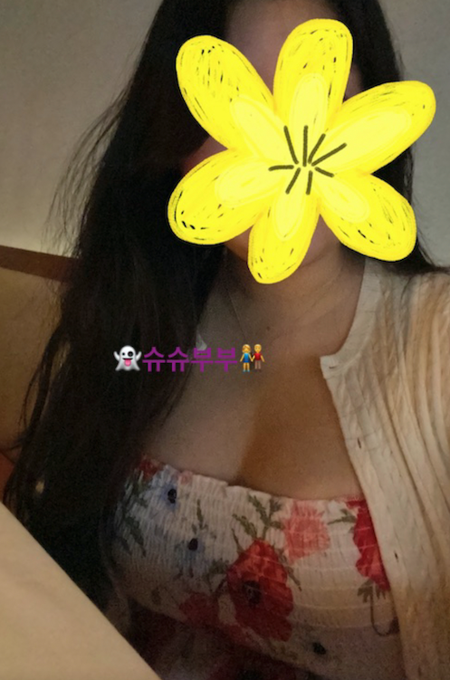 XY0222's tweet photo. 속이 살짝 비치는 끈나시 원피스에 검은색 티팬티 입었더니 여기저기 시선이..😅 신경 안쓰려다 아직은 주변 시선이 부끄러워서 살포시 가디건 입었어요 헤헤

뿌듯해하는 네토남편을 보니 앞으론 조금 더 과감하게 드러내보려구요☺️

#초보부부 #부커만남 #부부만남 #초대남 #통통녀 #네토 #슈슈부부 https://t.co/Snup1VcEbx