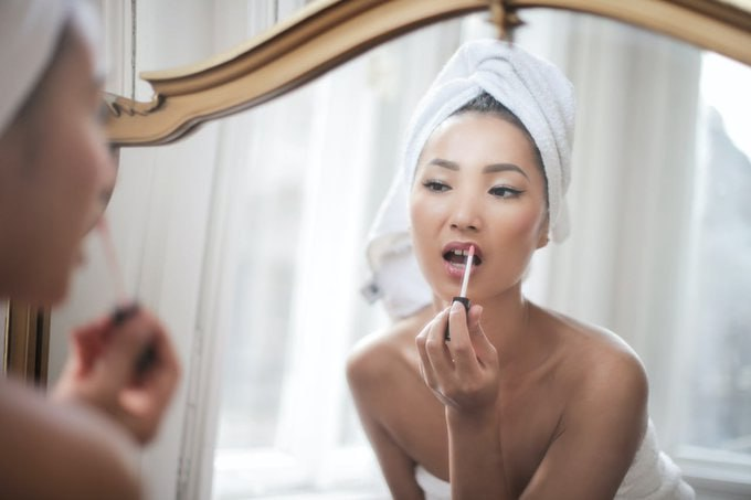 30 SECONDS TO MAKE YOUR LIPSTICK LAST TWICE AS LONG
In the same way that you powder your complexion to fix your makeup, it is quite possible to powder your lipstick. How ? After applying it, absorb the excess by pressing your lips on a tissue. Then tear off a layer of a clean