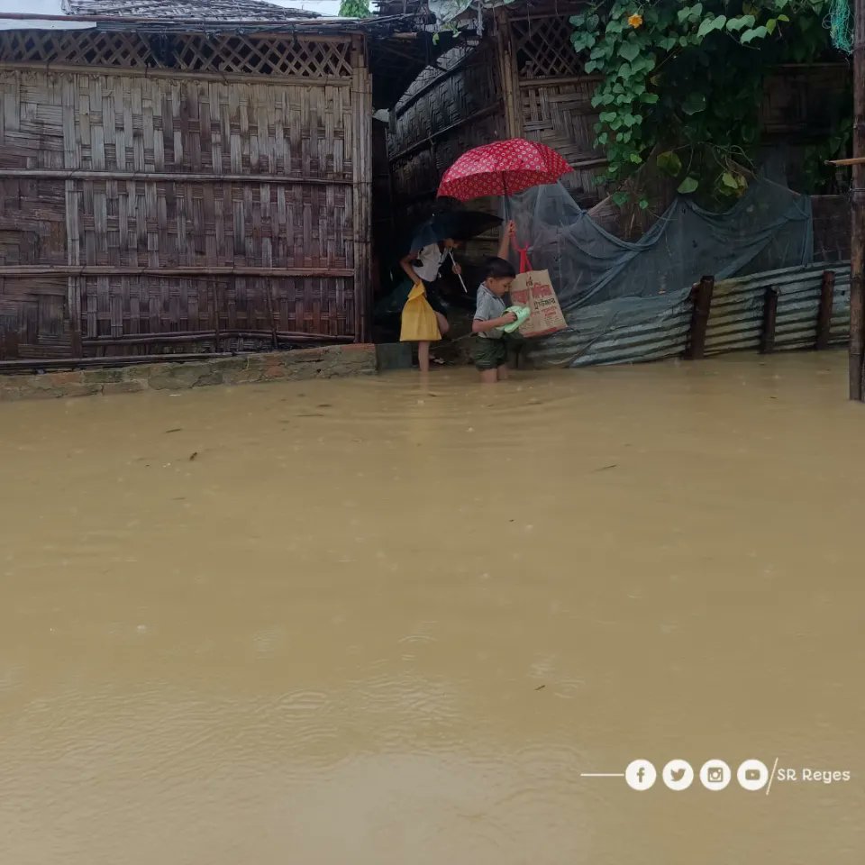 SRReyes22's tweet photo. A brother and sister coming from private center . The flooded and heavy rain . They are unstoppable for their studying
Save life Rohingya children and people who are at the ristlk .
#rohingya
#savethechildren
#rohingyastudent
#rohingyachildren
#studentlife https://t.co/EPJLCLPvIB