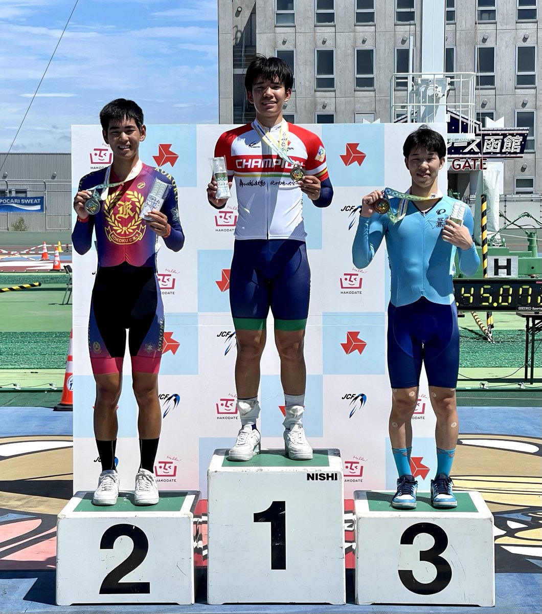 hs_cycling_jimu's tweet photo. 【R05インターハイ】スクラッチ メダルセレモニー
第1位 植本 健新　千原台
第2位 河村 元　　興國
第3位 海津 星斗　水島工 https://t.co/HIUsSYl8gu