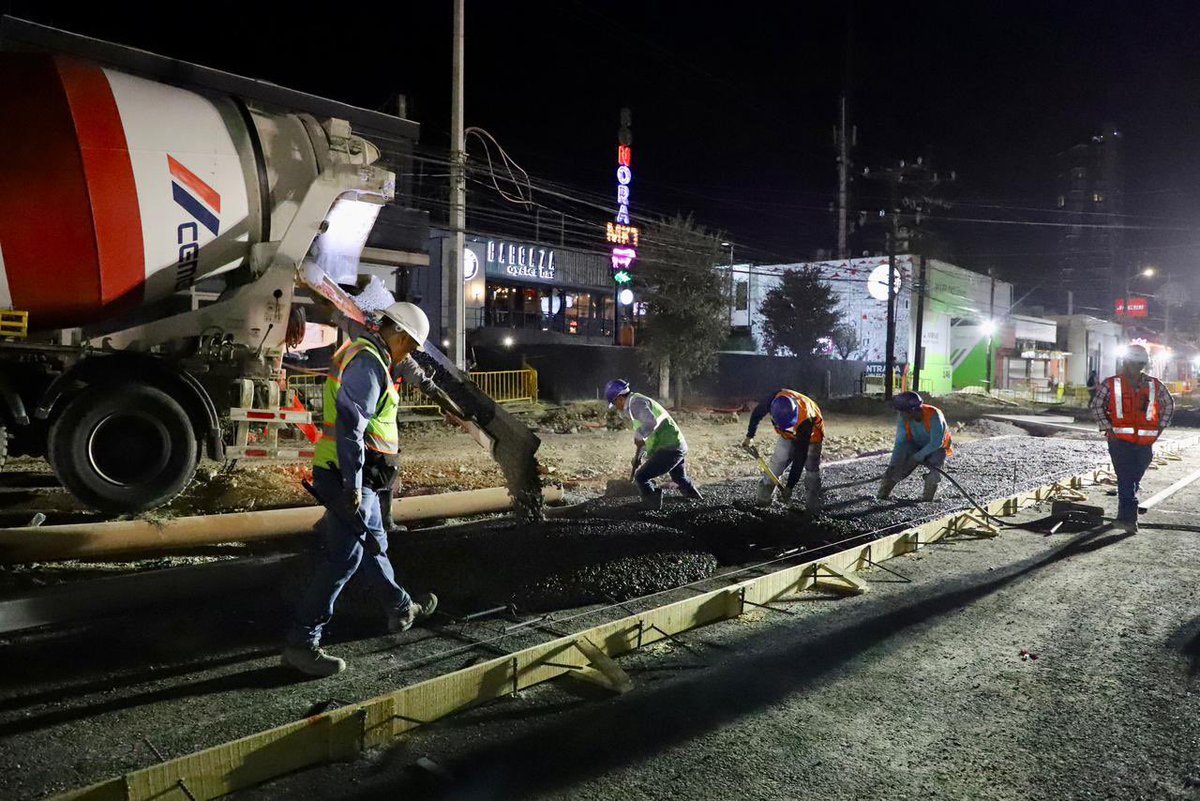 SanPedroNL's tweet photo. Comenzamos con la pavimentación de concreto hidráulico en Río Orinoco. 

Seguimos avanzando en la obra del #DistritoCentroValle #SPGG https://t.co/UjC4lDKLeS