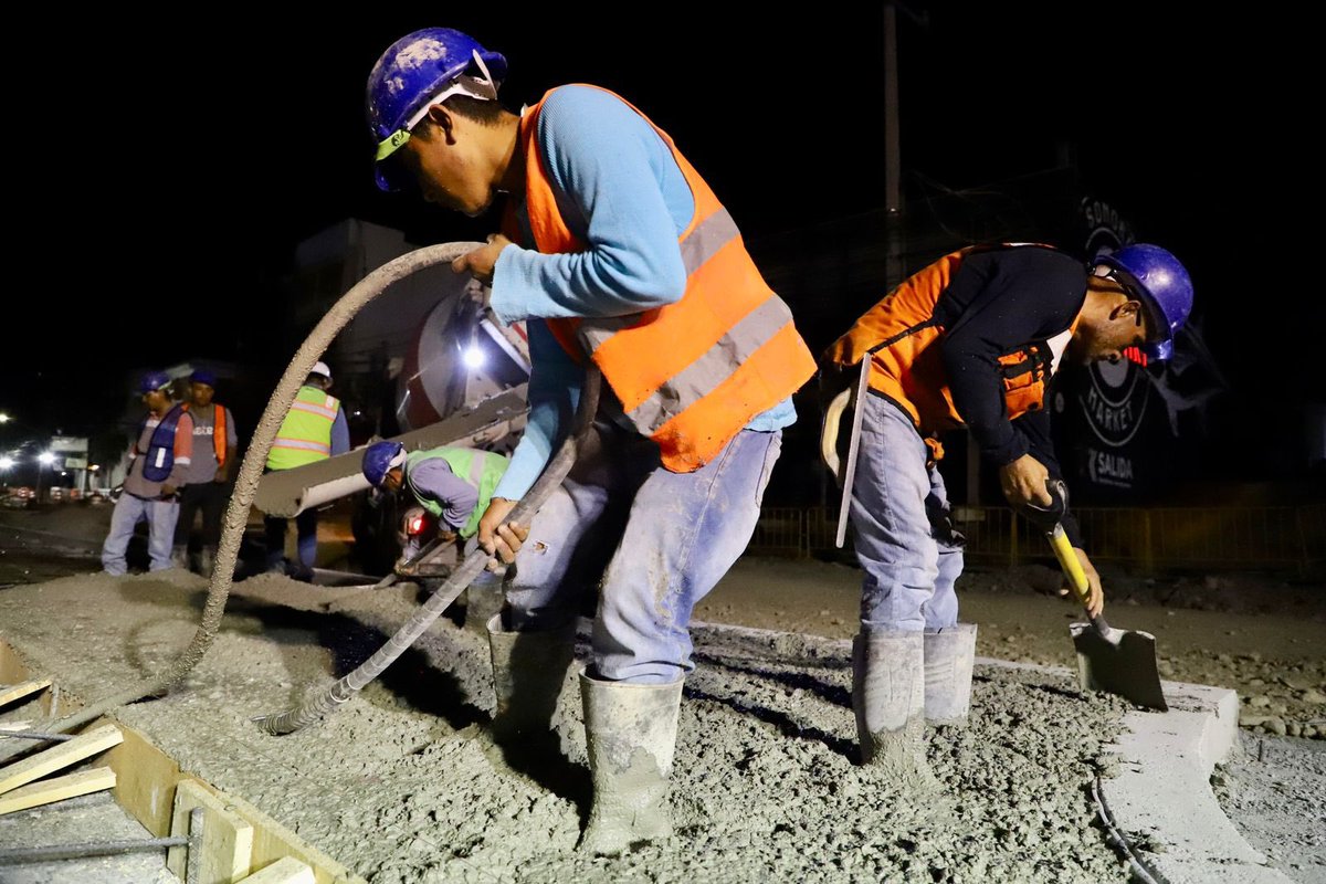 SanPedroNL's tweet photo. Comenzamos con la pavimentación de concreto hidráulico en Río Orinoco. 

Seguimos avanzando en la obra del #DistritoCentroValle #SPGG https://t.co/UjC4lDKLeS