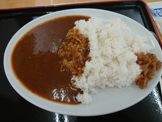 com_mog's tweet photo. レモン型の深めの皿に入ってるカレー好き
丸くてクソ浅い皿に入ってるカレー嫌い https://t.co/F3r5b7ljrG