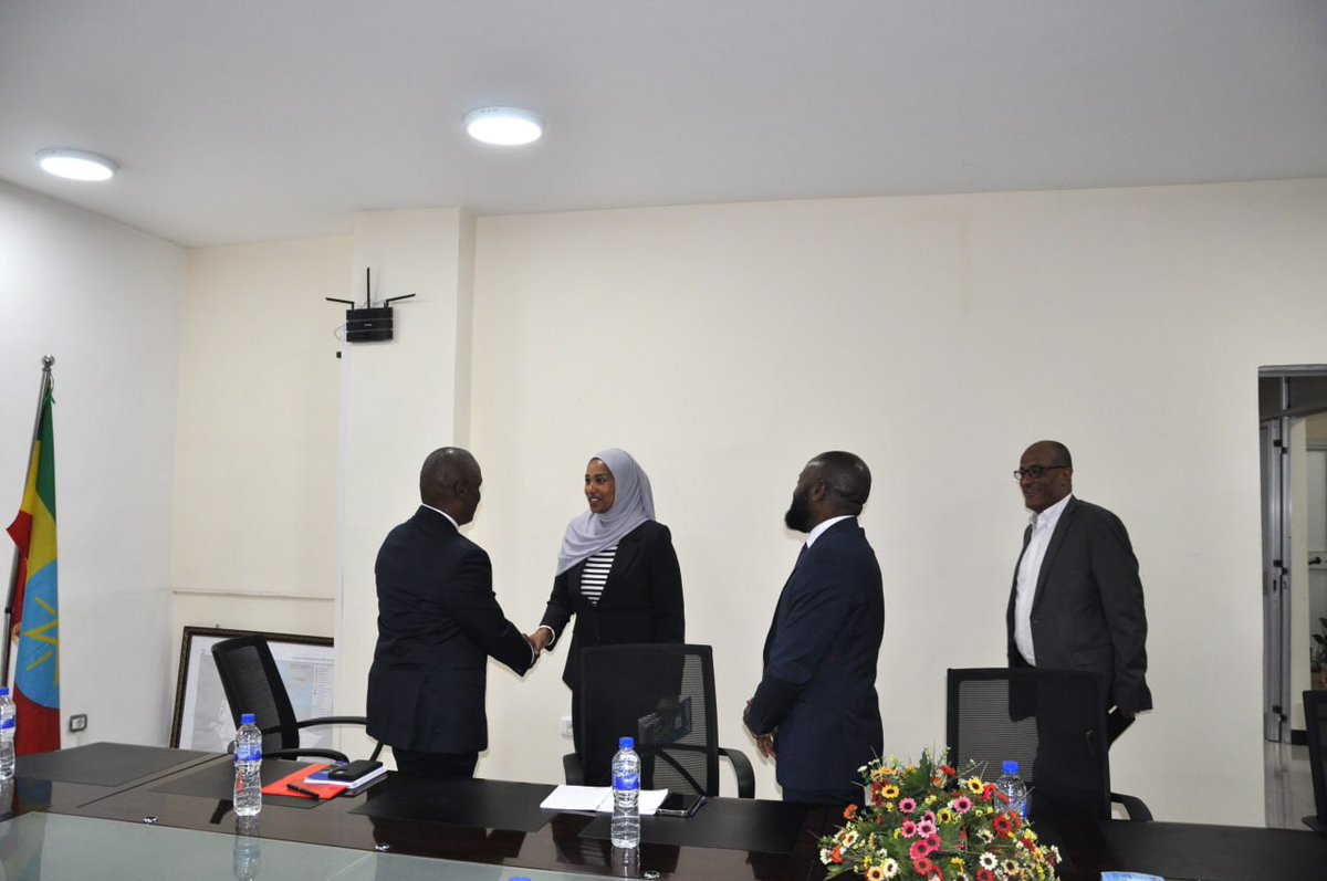 RRSEthiopia's tweet photo. RRS DG held a meeting with @UNHCREthiopia Rep. @andrewMbogori. They exchanged views on enhancing bilateral engagements &amp; conferred on strengthening the refugee operation by mobilizing resources. They also looked into ways of resuming food distribution the sooner possible. https://t.co/jlwPFXhHz7