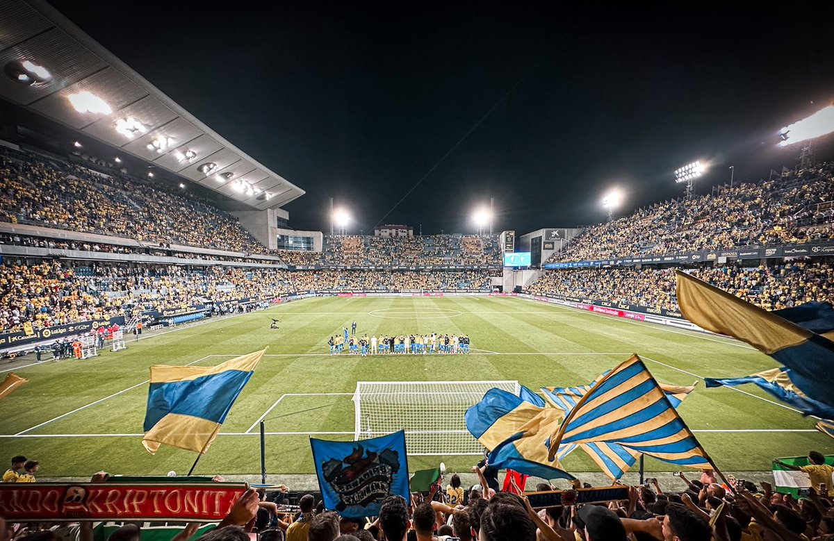 Gaditano yo nací,
tierra de la libertad.
De mi gente de Astilleros
con la que vamos a estar.
No te lo puedo explicar,
porque no vas a entender.
To los años que estuvimos
mamando en segunda b.
Esa epoca pasó,
ahora toca disfrutar.
To los años en primera
que nos vais a regalar…