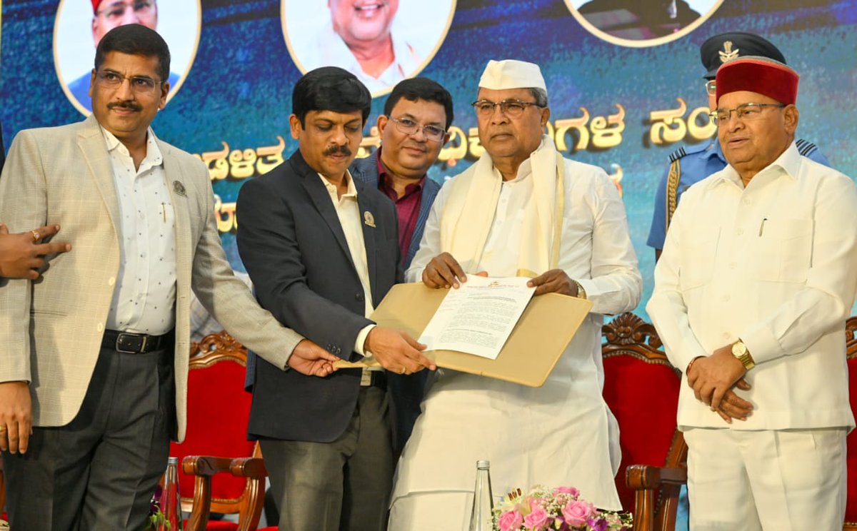 CMofKarnataka's tweet photo. ಮುಖ್ಯಮಂತ್ರಿ @siddaramaiah ಅವರು ಇಂದು ರಾಜ್ಯಪಾಲ ಥಾವರ್‌ ಚಂದ್‌ ಗೆಹ್ಲೋಟ್‌ ಅವರೊಂದಿಗೆ ಕೆ.ಎ.ಎಸ್. ಅಧಿಕಾರಿಗಳ ಸಂಘದ ಶತಮಾನೋತ್ಸವ ಸಮಾರಂಭದಲ್ಲಿ ಭಾಗವಹಿಸಿದರು. ಸಮಾರಂಭದಲ್ಲಿ ಕಂದಾಯ ಸಚಿವರಾದ ಕೃಷ್ಣ ಬೈರೇಗೌಡ, ಸರ್ಕಾರದ ಮುಖ್ಯ ಕಾರ್ಯದರ್ಶಿ ವಂದಿತಾ ಶರ್ಮ, ಸರ್ಕಾರದ ಅಪರ ಮುಖ್ಯ ಕಾರ್ಯದರ್ಶಿ ಹಾಗೂ ಅಭಿವೃ���್ಧಿ ಆಯುಕ್ತ ಡಾ.ಇ.ವಿ. ರಮಣರೆಡ್ಡಿ, ಕೆ.ಎ.ಎಸ್. ಅಧಿಕಾರಿಗಳ ಸಂಘದ ಅಧ್ಯಕ್ಷರಾದ ರವಿ ತಿರ್ಲಾಪೂರ ಮತ್ತು ಇತರೆ ಹಿರಿಯ ಅಧಿಕಾರಿಗಳು ಭಾಗವಹಿಸಿದ್ದರು.