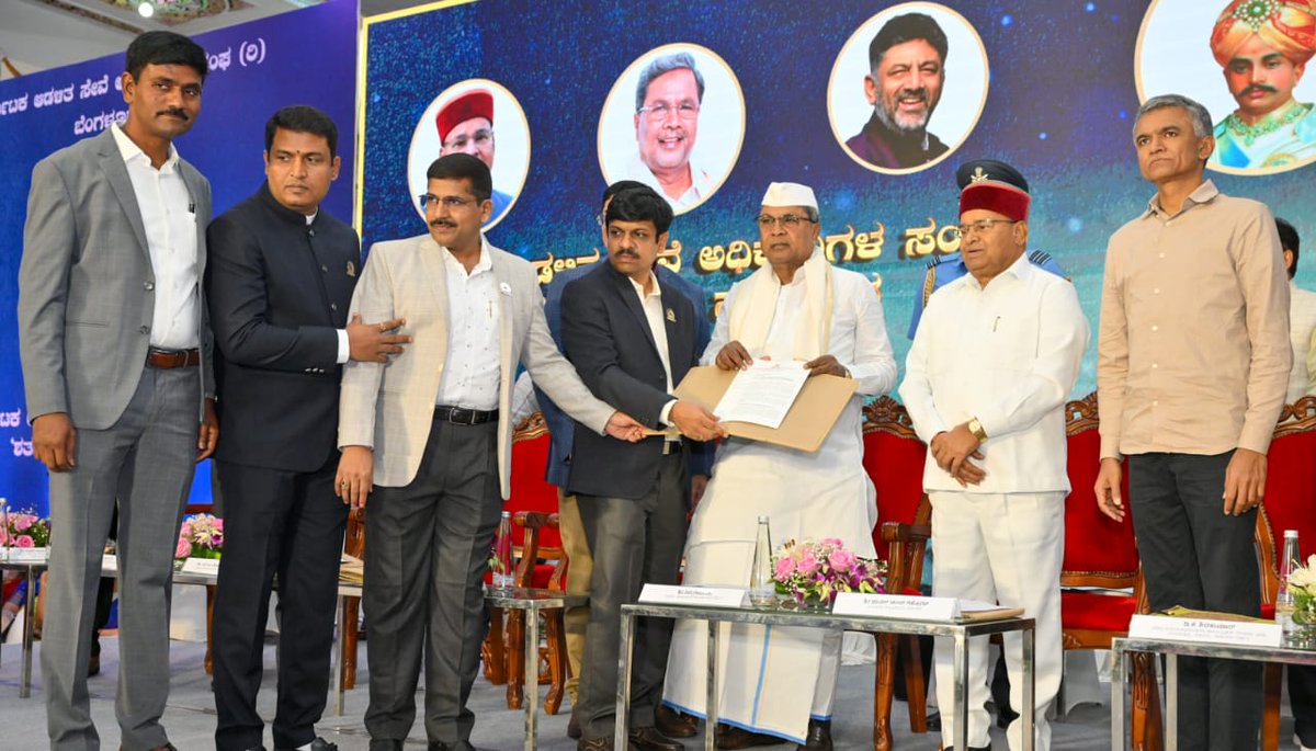 CMofKarnataka's tweet photo. ಮುಖ್ಯಮಂತ್ರಿ @siddaramaiah ಅವರು ಇಂದು ರಾಜ್ಯಪಾಲ ಥಾವರ್‌ ಚಂದ್‌ ಗೆಹ್ಲೋಟ್‌ ಅವರೊಂದಿಗೆ ಕೆ.ಎ.ಎಸ್. ಅಧಿಕಾರಿಗಳ ಸಂಘದ ಶತಮಾನೋತ್ಸವ ಸಮಾರಂಭದಲ್ಲಿ ಭಾಗವಹಿಸಿದರು. ಸಮಾರಂಭದಲ್ಲಿ ಕಂದಾಯ ಸಚಿವರಾದ ಕೃಷ್ಣ ಬೈರೇಗೌಡ, ಸರ್ಕಾರದ ಮುಖ್ಯ ಕಾರ್ಯದರ್ಶಿ ವಂದಿತಾ ಶರ್ಮ, ಸರ್ಕಾರದ ಅಪರ ಮುಖ್ಯ ಕಾರ್ಯದರ್ಶಿ ಹಾಗೂ ಅಭಿವೃ���್ಧಿ ಆಯುಕ್ತ ಡಾ.ಇ.ವಿ. ರಮಣರೆಡ್ಡಿ, ಕೆ.ಎ.ಎಸ್. ಅಧಿಕಾರಿಗಳ ಸಂಘದ ಅಧ್ಯಕ್ಷರಾದ ರವಿ ತಿರ್ಲಾಪೂರ ಮತ್ತು ಇತರೆ ಹಿರಿಯ ಅಧಿಕಾರಿಗಳು ಭಾಗವಹಿಸಿದ್ದರು.