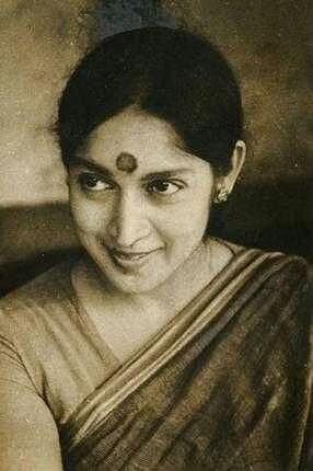 anupamnawada's tweet image. संसद में @smritiirani ने स्नेहलता रेड्डी को याद किया। इस चेहरे को कितना जानते हैं? ये कोई भाजपाई नहीं थी, सोशलिस्ट थी। जेल में प्रताड़ना की वो चीखें अटल बिहारी वाजपेयी ने भी सुनी थी, जिन्हें उसी जेल में बंद कर के रखा गया था। स्नेहलता रेड्डी का गुनाह? - वो जॉर्ज फर्नांडिस की दोस्त…