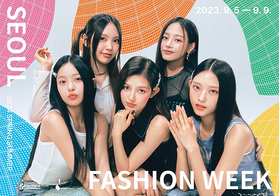 Matahari mulai menampakkan rupanya, menandakan musim panas yang kian mendekat. Kali ini, kembali lagi dengan kolaborasi NewJeans x 2024 S/S Seoul Fashion Week! Seluruh member akan memakai koleksi kostum dari berbagai brand yang berpartisipasi nanti. Tunggu kami, Bunnies!