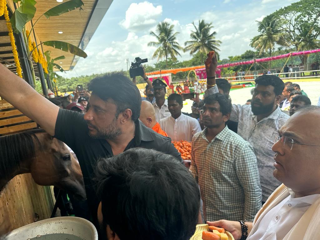 AKDSS00195917's tweet photo. BGS ಹಾರ್ಸ್ ರೈಡಿಂಗ್ ಸ್ಕೂಲ್ ಉದ್ಘಾಟನಾ ಸಮಾರಂಭದಲ್ಲಿ ನಮ್ಮ ಡಿಬಾಸ್ 
#DBoss #Kaatera https://t.co/UX71w77lMH