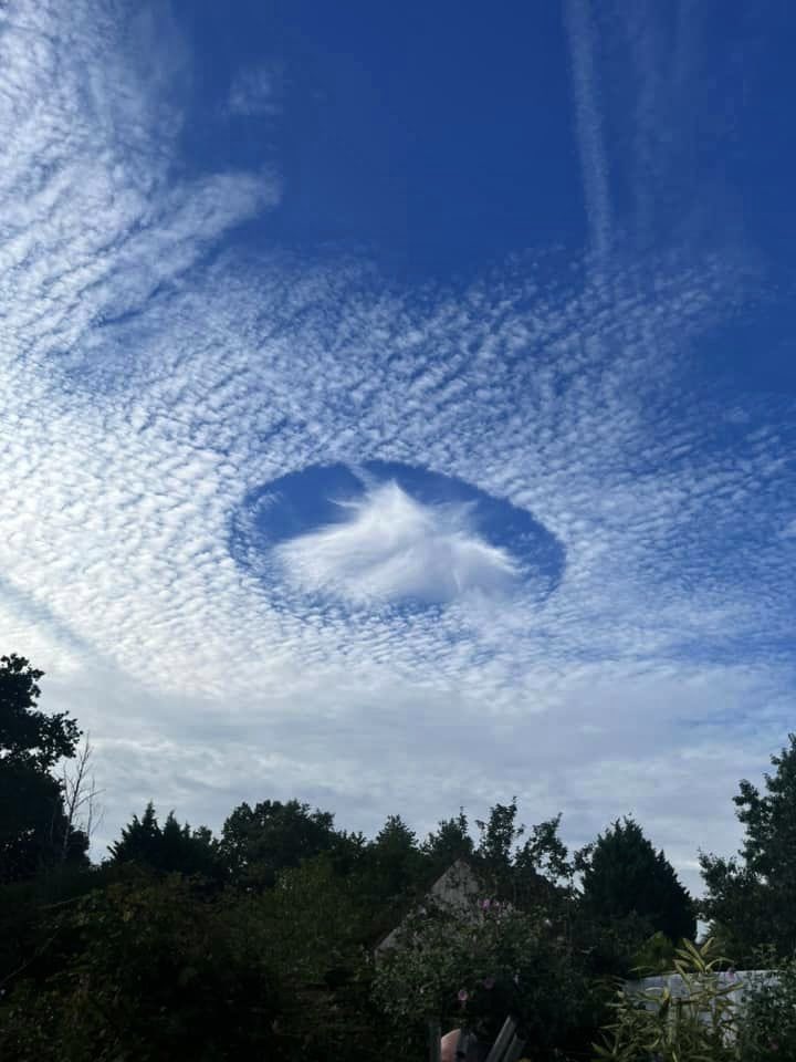 Un skypunch: un surprenant trou dans les nuages photographié à Paris