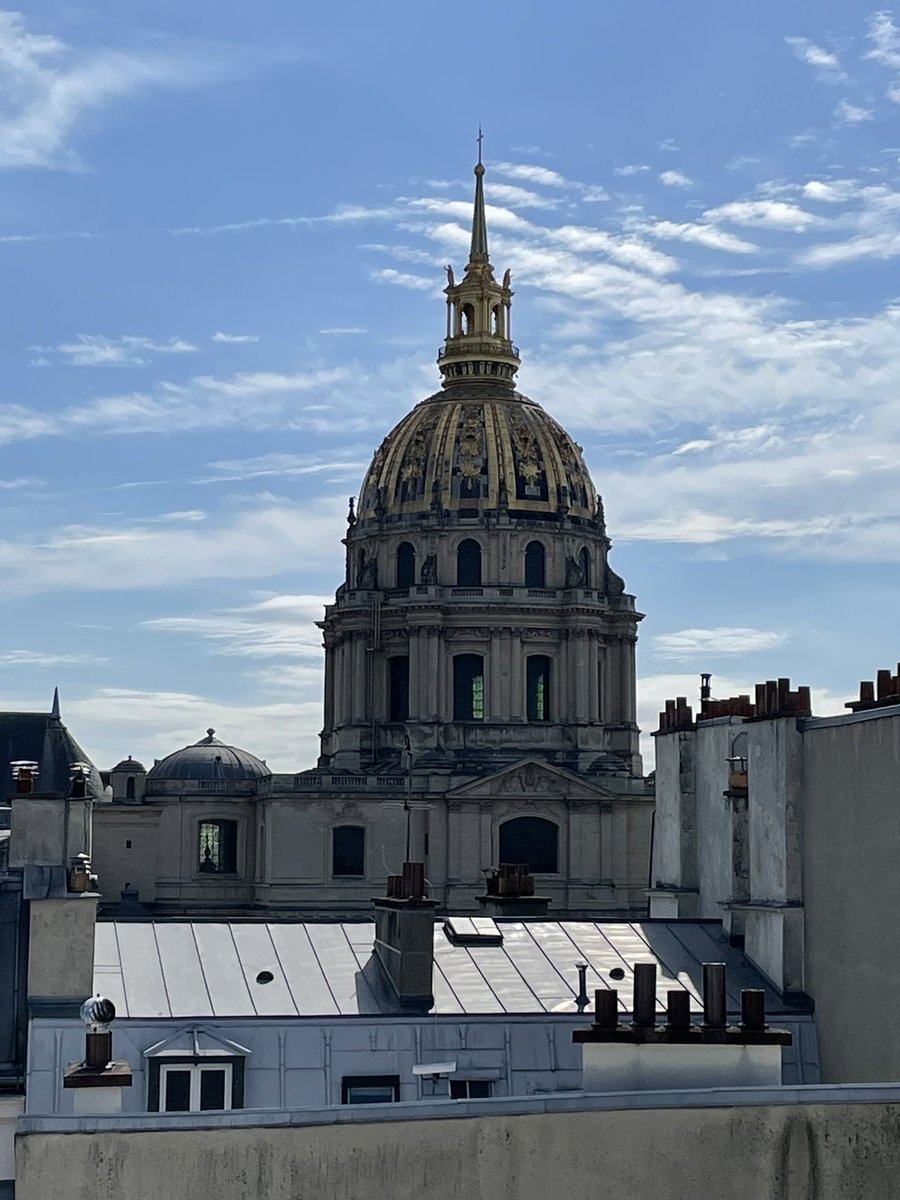 Autre chambre, autre vue. 

Au final ma préférée 🤩. Tellement parisienne. 

#Paris #tourisme #chambreavecvue #HotelDesInvalides #Invalides #memercredi