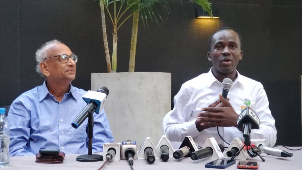 Haki Ngowi (@hakingowi) on Twitter photo Mkurugenzi wa Mtandao wa mazao ya jamii ya kunde Tanzania (TNP,) Zirack Andrew (Kulia,) akizungumza na waandishi wa habari kuhusiana na mkutano wa Kimataifa wa chakula barani Afrika utakaofanyika kuanzia Agosti 10 hadi 12 jijini Dar es Salaam 
na kueleza kuwa hiyo ni fursa kwa Mkurugenzi wa Mtandao wa mazao ya jamii ya kunde Tanzania (TNP,) Zirack Andrew (Kulia,) akizungumza na waandishi wa habari kuhusiana na mkutano wa Kimataifa wa chakula barani Afrika utakaofanyika kuanzia Agosti 10 hadi 12 jijini Dar es Salaam 
na kueleza kuwa hiyo ni fursa kwa