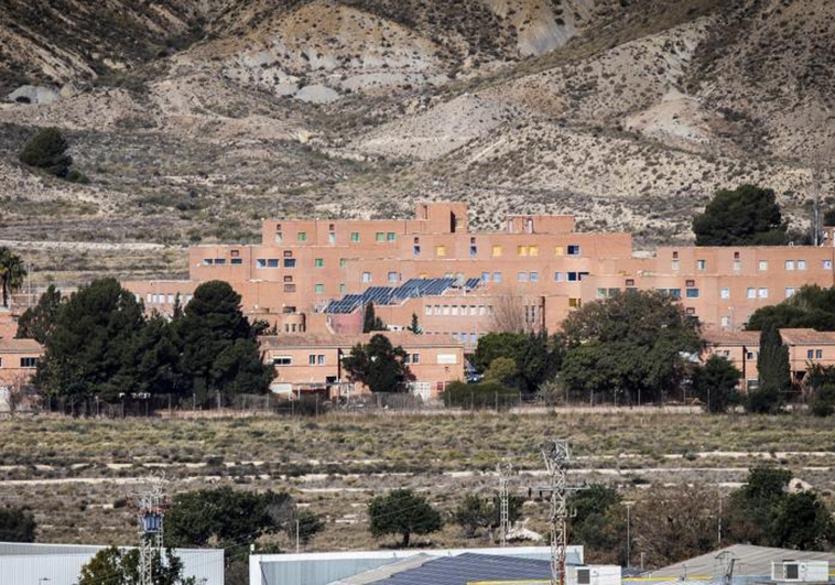 Un recluso de la cárcel alicantina de Fontcalent inició la transición de género y pidió cambio de nombre. Poco después dejó embarazada a otra presa tras ser trasladado al módulo femenino de la prisión, por lo que lo movieron de nuevo al masculino. Otro gran logro del progresismo.