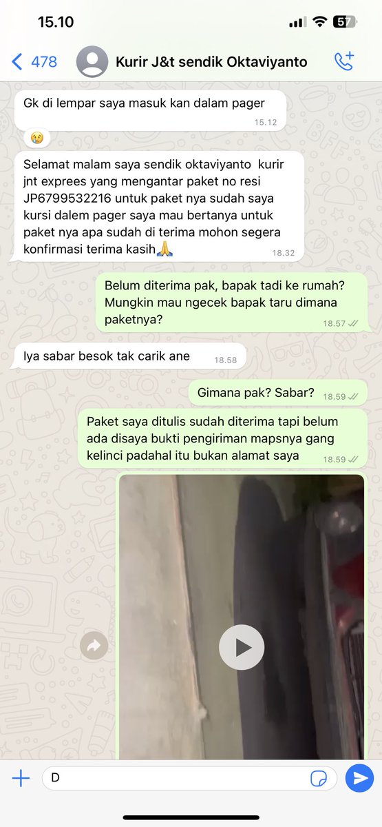 dita_akw's tweet photo. @jntexpressid @ShopeeID Ini bahaya sih kalau sampai @ShopeeID acc untuk barang saya terima padahal yg diberikan itu bukti chat palsu dari oknum kurir @jntexpressid ! Sy tidak pernah seperti yg tertera. Kurir j&amp;t pernah tanya apa pesanan saya sudah sy terima dan sy tetep konfirmasi belum. https://t.co/OkPcoF2WfZ