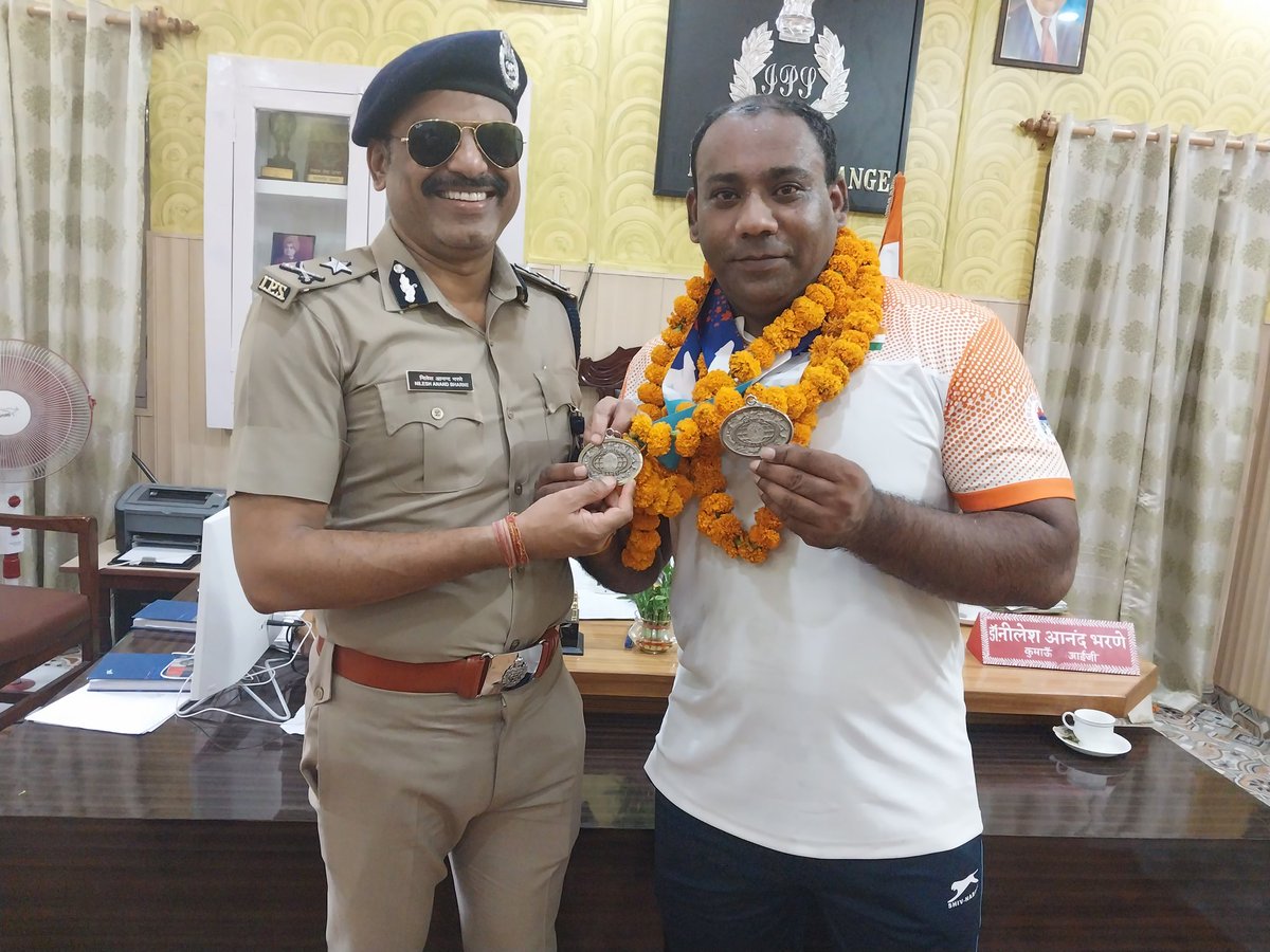 कनाडा में आयोजित हुए वर्ल्ड पुलिस एंड फायर गेम्स 2023 में उत्तराखण्ड पुलिस के ASI मुकेश पाल पावरलिफ्टिंग गेम में दो रजत पदक जीकर लौटे ।कैम्प कार्यालय हल्द्वानी में आई0जी0 कुमायूँ डॉ. नीलेश आनन्द भरणें दी बधाई ।सम्पूर्ण #UttarakhandPolice परिवार की तरफ से इस उपलब्धि पर उन्हें बधाई