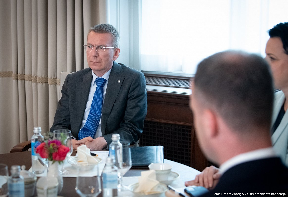 Valsts prezidents <a href="/edgarsrinkevics/">Edgars Rinkēvičs</a> ir pārliecināts, ka jūlijā spēkā stājušies paaugstinātie elektrības sadales tarifi ir jāpārskata un līdzšinēja regulatora rīcība nav pieņemama. lsm.lv/raksts/zinas/e…