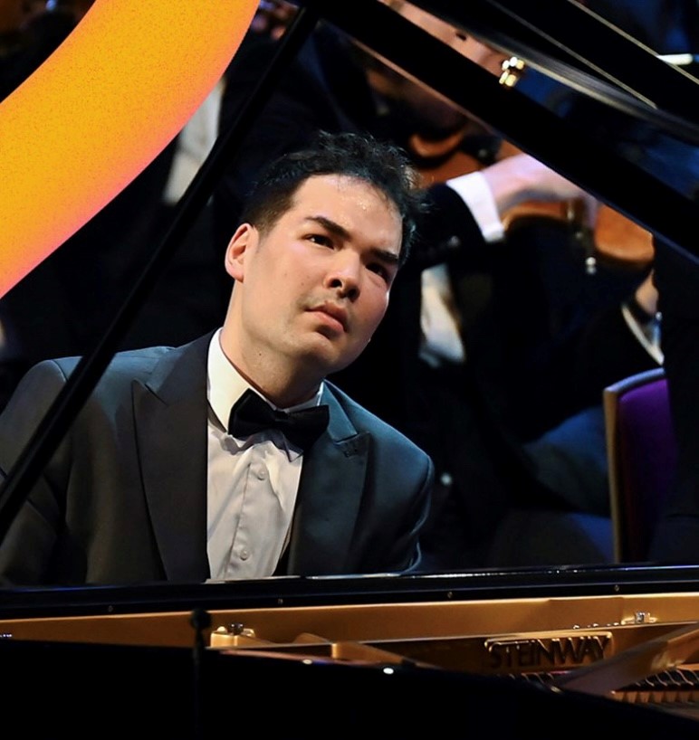 A career-defining moment at the Proms for @drakecalleja scholar Alim Beisembayev (@leedspiano winner in 2021). Stepping in for the sick Benjamin Grosvenor, he “reeled off Rachmaninov’s 2nd piano concerto as if to the manner born”. @guardian @BBCSounds