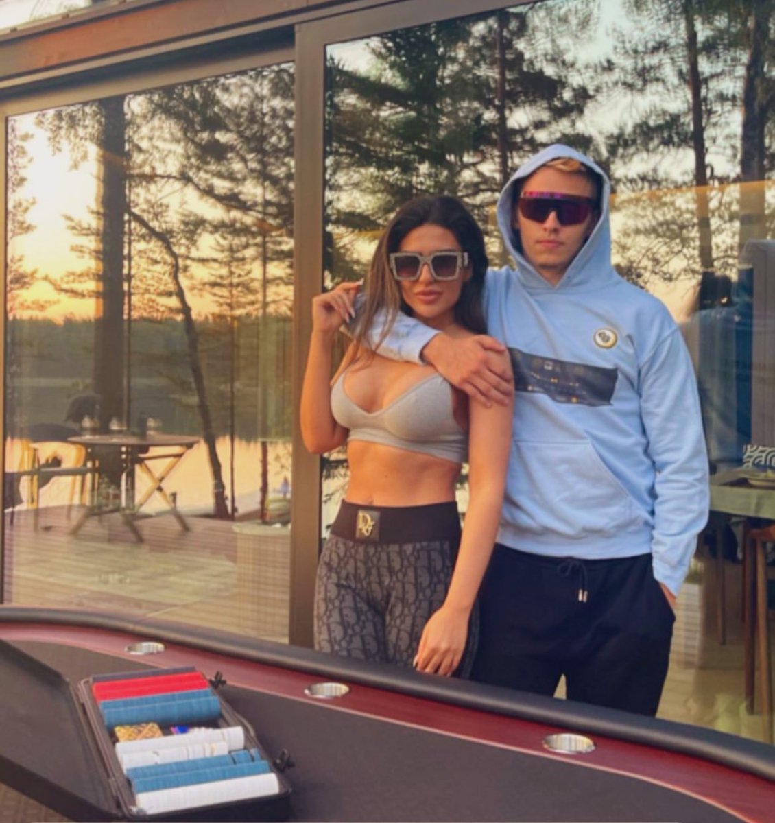 👑Time to build an inventory again👑

🥵Buying skins for 150,000-$200,000

Mainly interested in High Tier knifes.
In need of ak, awp skins aswell.

$50 to a random Retweet.

(⚠️All to my main⚠️)
(Pic for attention)