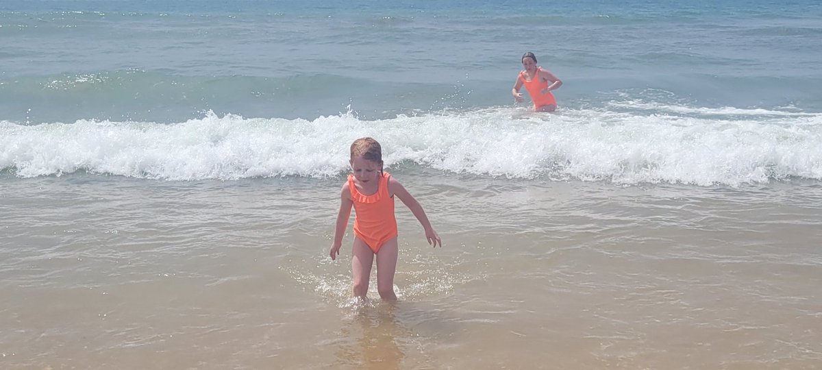 ssi_wife's tweet image. Enjoying the Atlantic waves off La Flecha beach, Spain 🇪🇸🌞🌊🇪🇸🌞🌊 #travellingwithkids #spanishroadtrip #familyof6 #spain2023