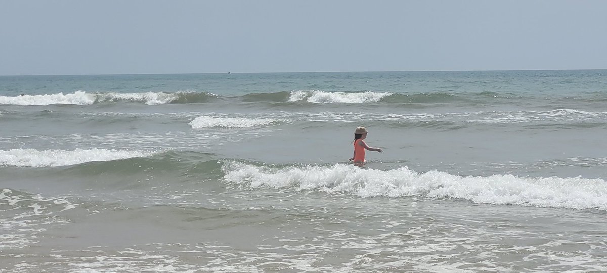 ssi_wife's tweet image. Enjoying the Atlantic waves off La Flecha beach, Spain 🇪🇸🌞🌊🇪🇸🌞🌊 #travellingwithkids #spanishroadtrip #familyof6 #spain2023