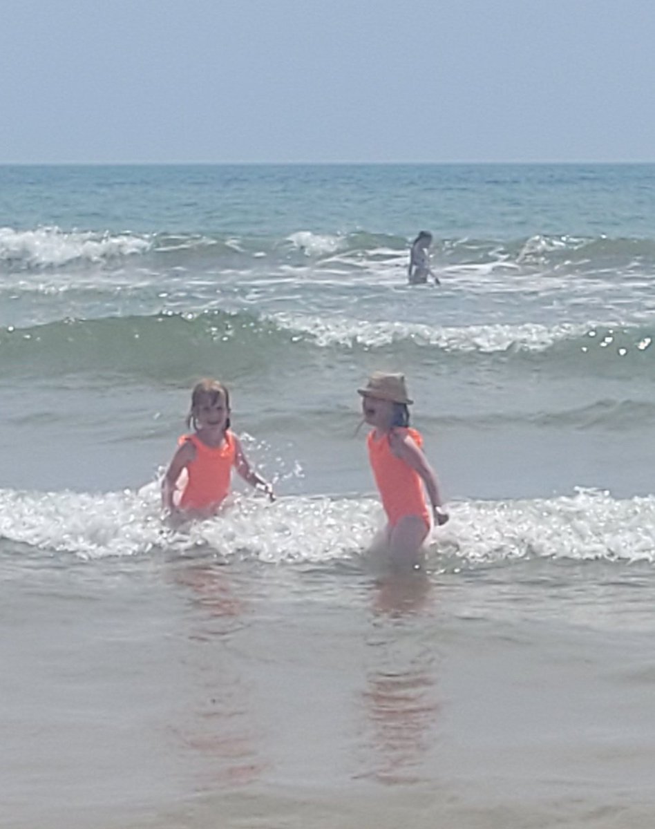 ssi_wife's tweet image. Enjoying the Atlantic waves off La Flecha beach, Spain 🇪🇸🌞🌊🇪🇸🌞🌊 #travellingwithkids #spanishroadtrip #familyof6 #spain2023