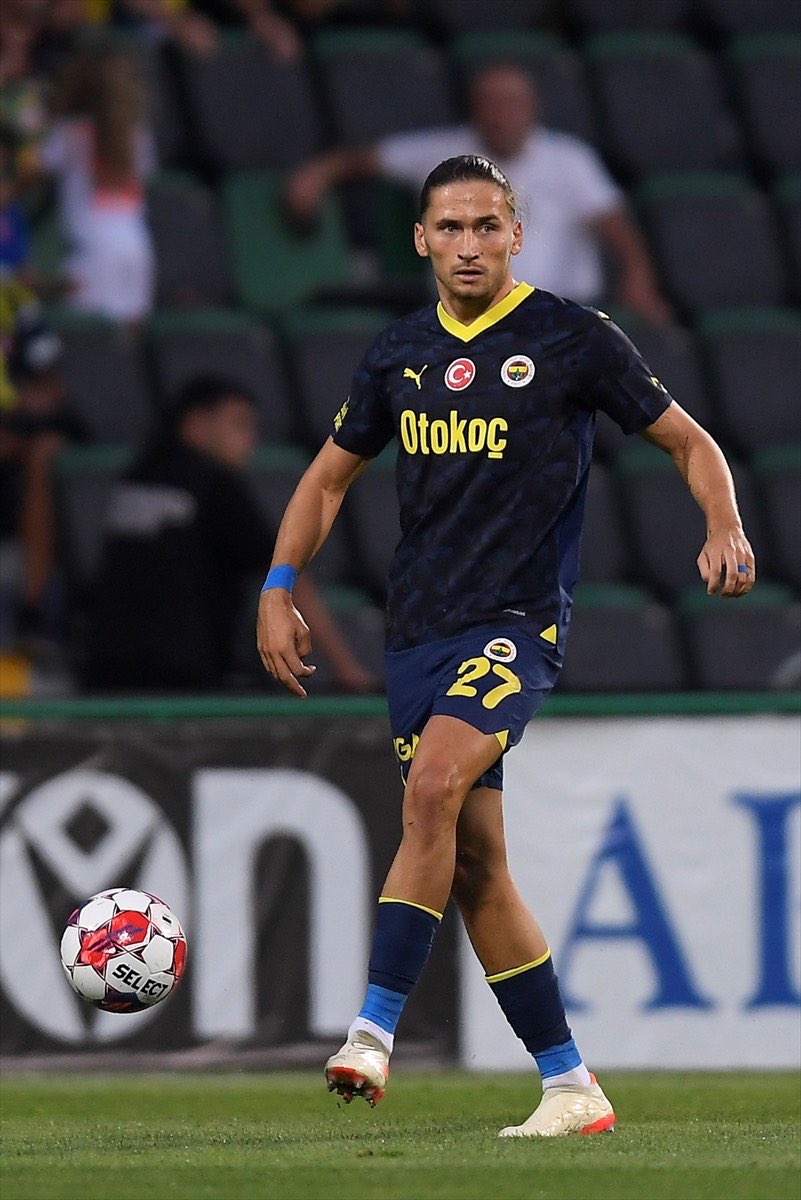✍️Fenerbahçe, Miguel Crespo ile yapılan yeni kontrat görüşmelerinde sona yaklaştı.

⏰ Süre: 3 Yıl
💰 Yıllık Ücret: 1.4 M €

📰(Sabah)