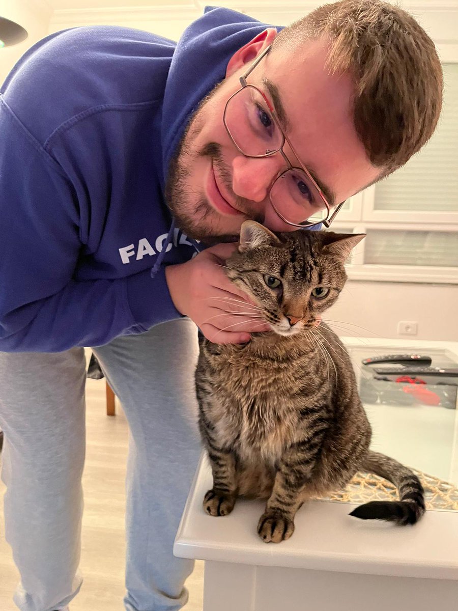 madipe98's tweet photo. El único gato que me cae bien es el Chustas.  #DiaInternacionalDelGato https://t.co/x2V6nEaO9n