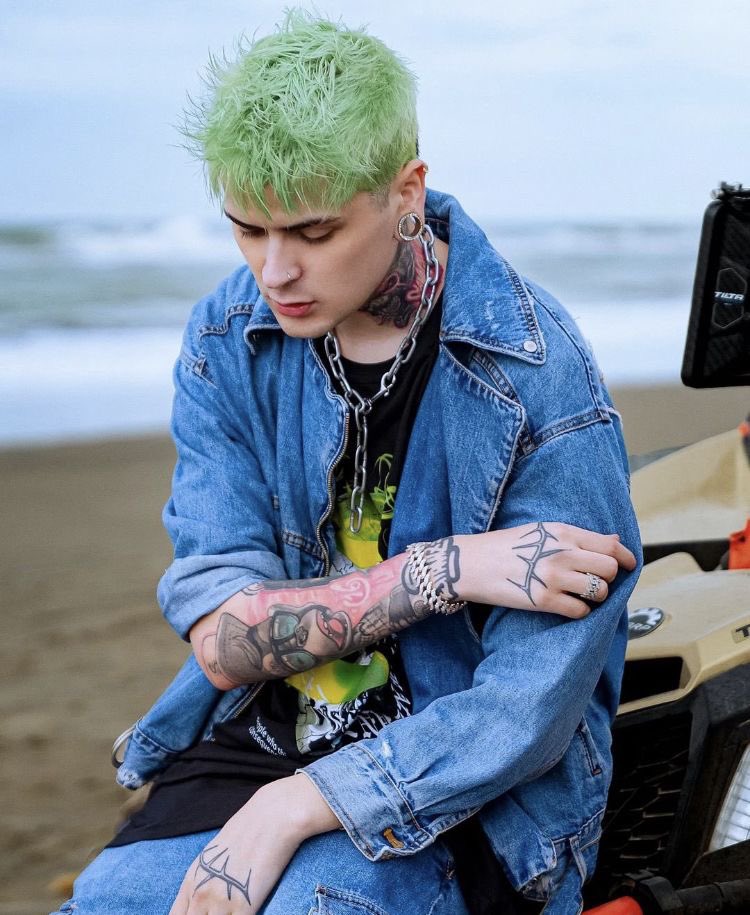 Tirado con el celular en el sillón..